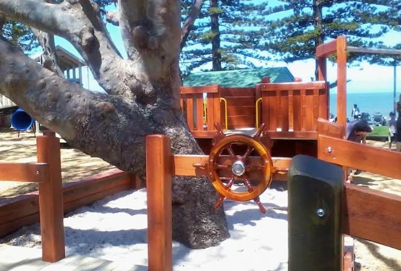 Woody Pt - Amazing 1970'S Share House By The Sea-4 Rooms Available! Woody Point Australia