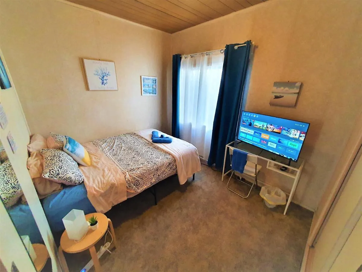 Woody Pt - Amazing 1970'S Share House By The Sea-4 Rooms Available! Woody Point