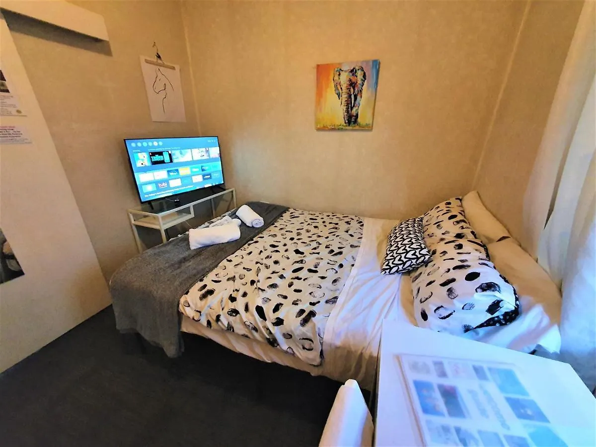 Woody Pt - Amazing 1970'S Share House By The Sea-4 Rooms Available! Woody Point 0*,